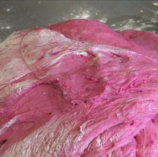Så här vackert rosa blir degen av rödbetorna. Tyvärr försvinner mycket av färgen vid gräddningen. Så här vackert rosa blir degen av rödbetorna. Tyvärr försvinner mycket av färgen vid gräddningen.