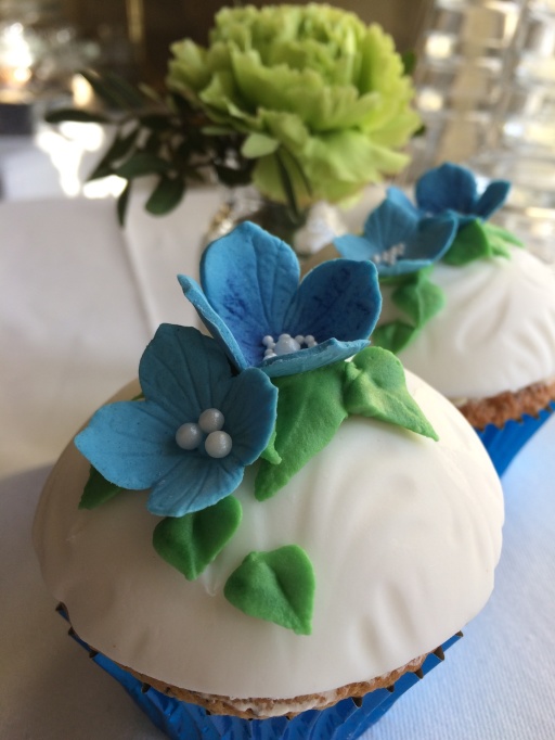 Fina bröllopscupcakes eller bröllopsmuffins i blått och vitt Fina bröllopscupcakes eller bröllopsmuffins i blått och vitt