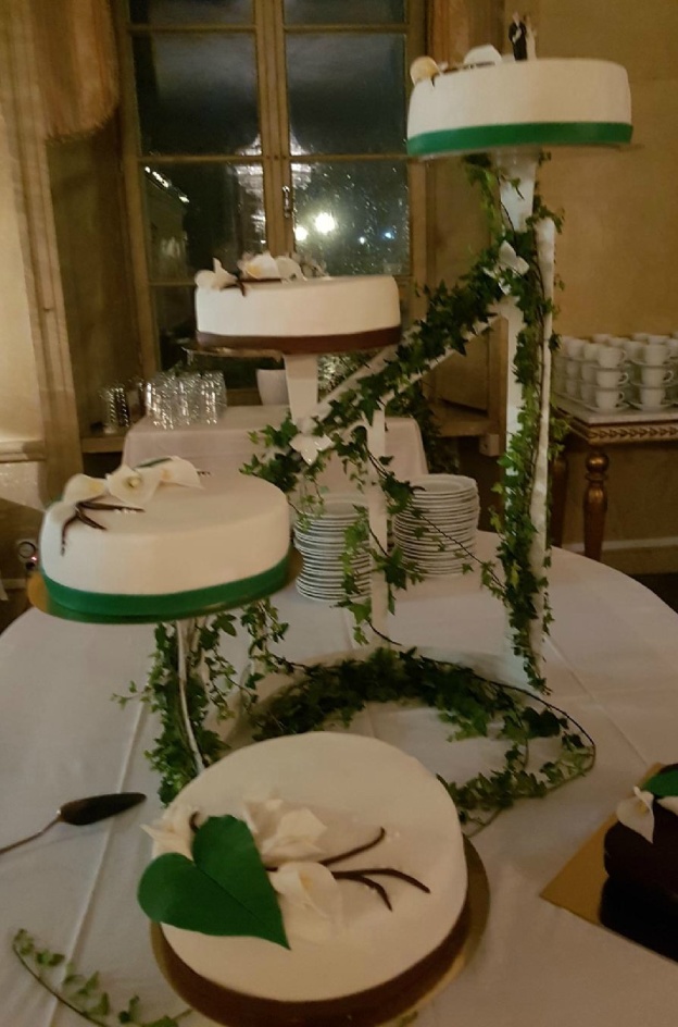 Bröllopstårta med callaliljor, ätbara pärlor och gröna blad Bröllopstårta med callaliljor, ätbara pärlor och gröna blad