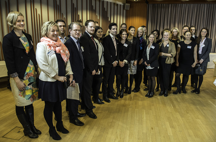 Deltagarna i Tandem Leadership 2014 diskuterar med H.K.H. Kronprinsessan Victoria. Foto: Karl Vilhjalmsson Deltagarna i Tandem Leadership 2014 diskuterar med H.K.H. Kronprinsessan Victoria. Foto: Karl Vilhjalmsson