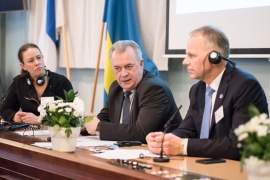 Maria Wetterstrand diskuterar med ansvariga ministrarna Sven-Eric Bucht och Jari Leppä på öppningskonferensen i Stockholm Maria Wetterstrand diskuterar med ansvariga ministrarna Sven-Eric Bucht och Jari Leppä på öppningskonferensen i Stockholm