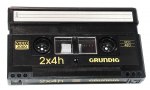 En Video2000-kassett påminner mycket om en vanlig ljudkassett fast betydligt större