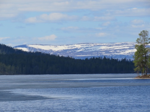 Burusjön hade en del is kvar den 17-e maj, men den är nog snart borta. Burusjön hade en del is kvar den 17-e maj, men den är nog snart borta.