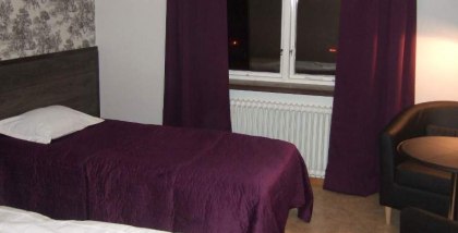 Hotellrum med dusch, wc, tv och kylskåp på rummet. Gratis wifi och bilparkering. Hotellrum med dusch, wc, tv och kylskåp på rummet. Gratis wifi och bilparkering.