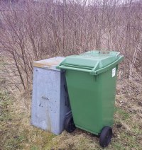 Et par meter fra affald. Et par meter fra affald.