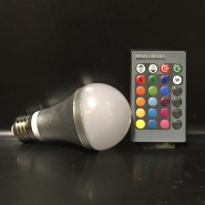 LED Lampa RGB & vit med fjärrkontroll (E27 sockel)