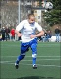 Fredrik Lundqvist, normalt spelande ledare för IFK 3 i femman, hoppade in i div. IV-laget och gjorde ett mål och ett målpass. Arkivfoto: Janne Pehrsson, Lokalfot-bollen.nu.