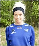 Amanda Sevefjord, numera mörkhårig, skallade ihop med en Alviksspelare och tvingades utgå med en rejäl bula modell XL.