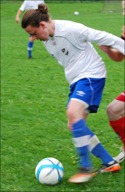 Kalle Bergström (bil-den) och Fredrik Lundqvist gjorde var-sitt hattrick när IFK 3 vann mot Kubens dito med 11-0. Foto: Janne Pehrsson, Lokalfotbollen.nu.