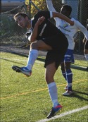 Alan Ayik i Forssa visade sig vare en klasspelare och låg också bakom både Forssas segermål och utvisningen på IFK:s mittback Tim Coll-dén. Foto: Janne Pehrsson, Lokalfotbol-len.nu.