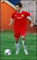 Jakob Melanders 2-1-mål mot Korsnäs räckte inte. Men en man mindre kvitterade falulaget och Sund därmed klara för div. IV-spel igen nästa år. Foto: Janne Pehrsson, Lokalfotbollen.nu.