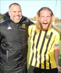 Kubentränaren Tommy Lerstrand och tvåmåls-nickaren Martin Forss är klart nöjda över att div. 3-kontraktet säkrades till slut i säsongens elfte timma. Foto: Janne Pehrsson, Lokalfotbol-len.nu.