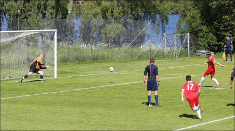 André Westergren skickar in Sunds 1-0-mål på straff. Serieledarna kom dock tillbaka och kvitterade senare i matchen. Foto: Mats Engström.