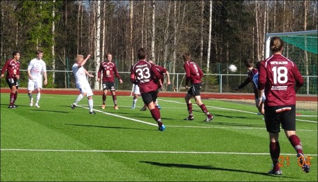 Ånges spelande tränare, Benny Matsson, nickade in 1-0 mot Teg i hemmapremiären. Foto: Ulf Stecksén, Ånge.