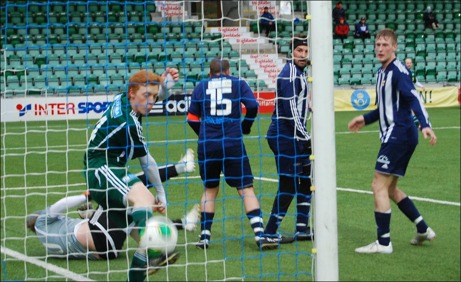 Kovland var nära att komma tillbaka i matchen en andra gång mot Lucksta men fick det här målet bortdömt för ruff på målvakten Linus Elfving. Foto: Janne Pehrsson, Lokalfotbollen.nu.