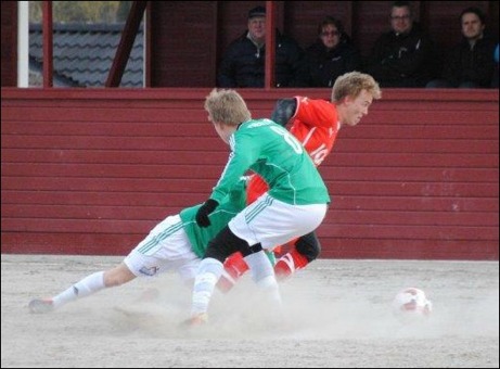 Planens bäste spelare, Söråkers Joar Steen, försöker komma loss från två Essviksspelare på Lötas bandygrus. Foto: Fredrik Lundgren.