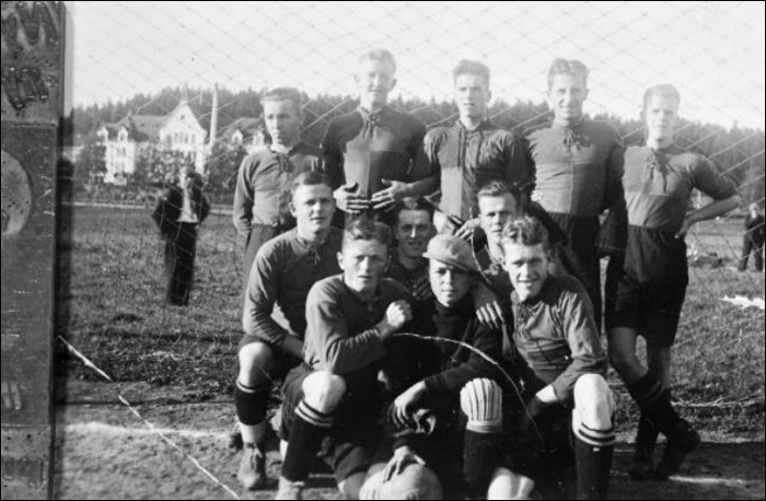 Birsta IK gjorde en säsong i div. IV Medelpad. Här är grabbarna som lirade säsongen 1936/37. Tyvärr blev det respass och klubben kom sedan aldrig tillbaka i så fina sammanhang. Bilden är tagen på Birstavallen som var lagets hemvist.