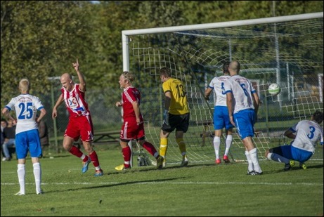 Avesta AIK:s Victor Berg blev fyramålsskytt mot Forssa BK och rumpmasarna har nu goda chanser att nå kvalspel till division 2. Foto: Niklas Hagman.
