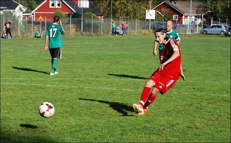 Anton Andersson Vidén bredsidar in 0-3 på straff och säkrar definitivt Alnös seger borta mot Medskogs med lite drygt 20 minuter kvar. Foto: Janne Pehrsson, Lokalfotbollen.nu.