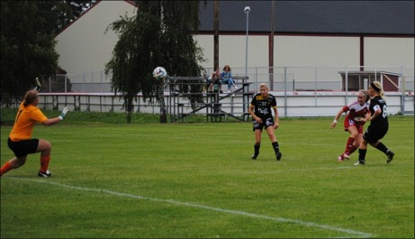 Hanna Ådahl vräker in Alnös sista mål i 7-0-segern borta mot Långsele på en fantastiskt fin gräsmatta på Faxevallen. Foto: Fredrik Lundgren.