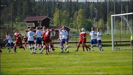 Maja Nyman nickar in 0-2 för Alnö i derbyt. Timrå kom dock tillbaka in i matchen och kvitterade innan Michaela Andersson satte segerbollen. Foto: Fredrik Lundgren.