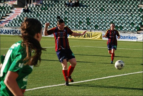 Angelica Lindholm-Forsell satte två mål i premiären för sitt Selånger mot Mariehem. På bilden stöter hon in sitt andra och SFK:s 3-0 i tom bur. Foto: Janne Pehrsson, Lokalfotbollen.nu.