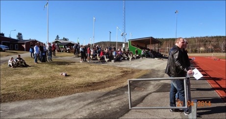 Ånge IF hade hoppats på publikrekord i hemmapremiären men fick "nöja" sig med 372 åskådare i det fina vädret. Foto: Ulf Stecksén, Ånge.