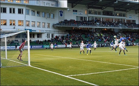Johan Eklund avslutade GIF Sundsvalls målskytte när han nickade in 4-0 mot sitt gamla lag Brage. Foto: Anders Thorsell (klicka på bilden för fler av Anders bilder från matchen).