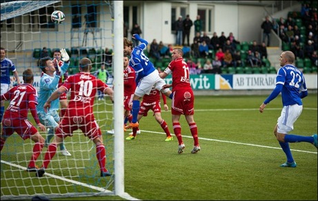 Simon Helg nickar in GIF:s viktiga 3-1-mål efter dryga timmen spelad. Foto: Anders Thorsell (klicka på bilden för att se fler av Anders bilder från segermatchen).