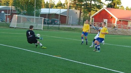 IFK Timrås 16-årige målman Simon Mohlin räddar snyggt en framstöt från Torpshammars Ivan Kajajas Muwanguzi. Foto: B. Lindh