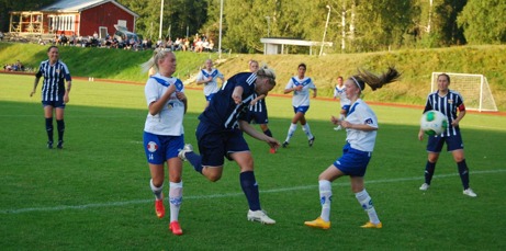 Marielle Bergman (längst till vänster) trycker in matchens enda mål när Kovland besegrade IFK Timrå 2- Foto: B. Lindh
