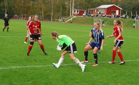 Kovland vann mot Team Hudik med 4-0 men matchens lirare var gästernas målvakt Sara Wexén. 15-åringen visade upp ett otroligt moget spel och som det skall bli intressant att följa i framtiden. Med rätt träning och matchning är inte landslaget en omöjlighet. Foto: Lokalfotbollen.nu.