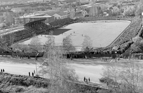 Så här såg det ut när GIF Sundsvall mötte Högadals IS i en kvalmatch till Allsvenskan en oktoberhelg 1961 då publikrekordet togs. 16 507 åskådare fick dessvärre se blekingarna vinna med 4-2. Foto: Norrlandsbild/Sundsvalls Museum.