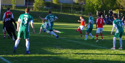 Haris Devic möter Daniel Näslunds snett inåt bakåt pass direkt och Svartvik tar en 2-0-ledning i derbyt mot Östavall. Slutresultat 3-1. Foto: Lokalfotbollen.nu.