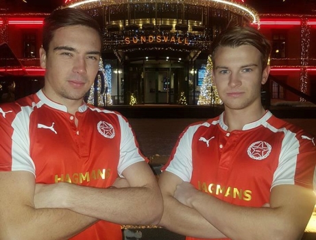 Gustav Arnberg och Oscar Lidström poserar i nya klubbens tröjor - som tack och lov inte är Arsenals utan Svartviks.