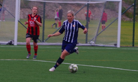 Erica Höglund och hennes Kovland målfrossade även mot Söråker. Foto: Janne Pehrsson, Lokalfotbollen.nu.