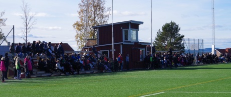 Det var mycket publik på seriefinalen. 426 personer trängdes runt konstgräset uppe på Löta. Men publikrekord? Icke! Det var över 700 i derbyt mot Ljustorp för några år sedan. Foto: Pia Skogman, Lokalfotbollen.nu.