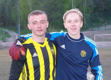 Kubens matchhjälte Fitim Ugzmaijli och målvakten Joakim Wallin som höll nollan. Foto: Pia Skogman, Lokalfotbollen.nu.