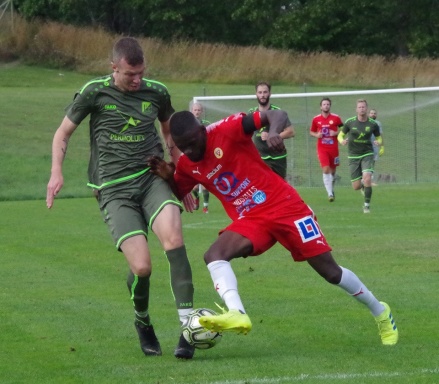 Sunds Israel Kalenga bryter i sista stund när Luckstas Hakim Rouass är på väg igenom. Foto: Pia Skogman, Lokalfotbollen.nu. Sunds Israel Kalenga bryter i sista stund när Luckstas Hakim Rouass är på väg igenom. Foto: Pia Skogman, Lokalfotbollen.nu.