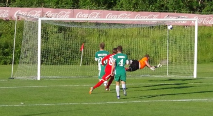 Alexander Vilminko Svensson skickar in Sunds 3-2-mål rakt upp i Mykhailo Barabanovs vänstra kryss. Foto: Pia Skogman, Lokalfotbollen.nu. Alexander Vilminko Svensson skickar in Sunds 3-2-mål rakt upp i Mykhailo Barabanovs vänstra kryss. Foto: Pia Skogman, Lokalfotbollen.nu.