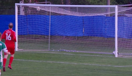 ...men så i den fjärde övertidsminuten kvitterade Daniel Wallsten till 3-3 och överraskade åtminstone Lokalfotbollens fotograf som inte alls hann med. Det gjore inte heller Sundförsvararen Jonas Nordström (#16). Foto: Pia Skogman, Lokalfotbollen.nu. ...men så i den fjärde övertidsminuten kvitterade Daniel Wallsten till 3-3 och överraskade åtminstone Lokalfotbollens fotograf som inte alls hann med. Det gjore inte heller Sundförsvararen Jonas Nordström (#16). Foto: Pia Skogman, Lokalfotbollen.nu.