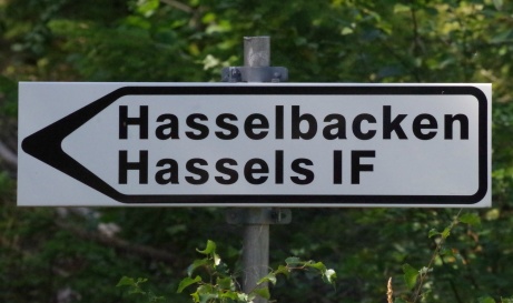 Kan vara kinkigt att hitta till Hasselbacken och då är det bra med skyltar. Det hindrade dock inte ett domarteam att för ett par år sedan åka till Hassela, söder om länsgränsen. Foto: Pia Skogman, Lokalfotbollen.nu.
