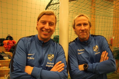 IFK Timrås tränarduo Robert Englund och Göran Sundqvist fick inte kampera en hel säsong ihop. Nu tar förre SDFF-tränaren Mattias Nylund över tränarpiskan de fem omgångarna som återstår.
