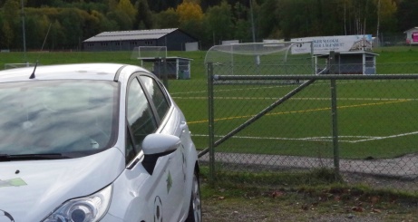 Lokalfotbollens fårrd parkerad framför entrén till Kubikenborgs konstgräsplan. Foto: Pia Skogman, Lokalfotbollen.nu.