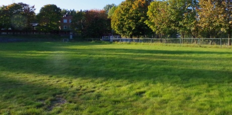 Träningsyta bakom västra målet, ofta använd innan gräset på huvudarenan blivit spelbart. Foto: Pia Skogman, Lokalfotbollen.nu.
