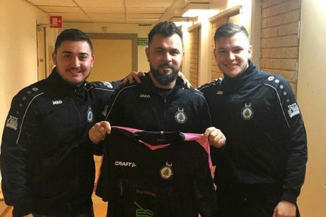 FC Norr Unieds nye huvudtränare Elvis Ramadanovic flankeras av styrelsemedlemmen Sevdjedin (t v) och förre tränaren Hari Halilovic (t h) som nu kan fokusera på det egna liret.