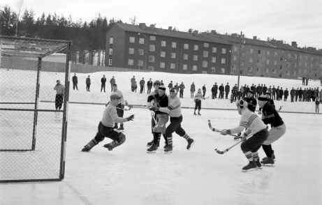 Vintertid var Midälvas isbana en tummelplats för stadens bandylirare. Här tar Kuben emot Sandslån i en division 2-match, troligen i början av 1960-talet. Foto: Sundsvalls Museum.