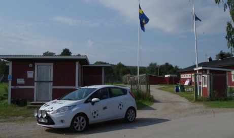 Det var vackert väder när Lokalfotbollens Fårrd parkerade framför entrén på Selånger IP denna sommardag 2019. Foto: Pia Skogman, Lokalfotbollen.nu.