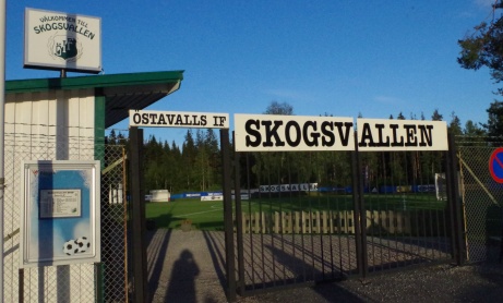 Skogsvallens entré i solnedgången sommaren 2019. Foto: Pia Skogman, Lokalfotbollen.nu.