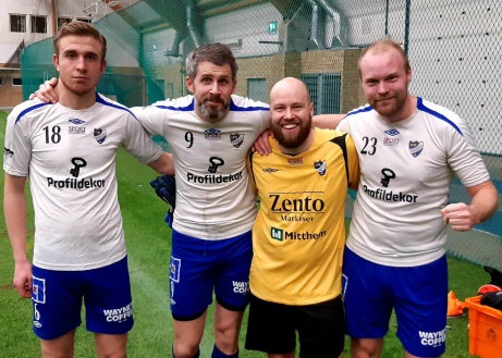 IFK Sundsvall vann söndagens avslutande match med 4-0 över Torpshammar. Här poserar målskyttarna Bleron Sallauka (två mål), Olle Nordberg och Jimmy Söderberg tillsammans med debutanten mellan stolparna som höll nollan - Alexander Hasselmalm. Foto: IFK Sundsvall.